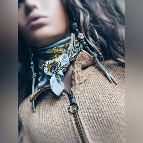 Scarf Baroque Pattern - Picture 10 of 12